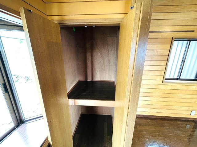 趣のある中古戸建。DIYで好きなように変身させるのもアリ！！この年代の建物だからこそ“活かし方”次第で魅せ方も大きく変えられる魔法の種。それが、『保土ケ谷区初音ケ丘』中古戸建の収納|収納があります