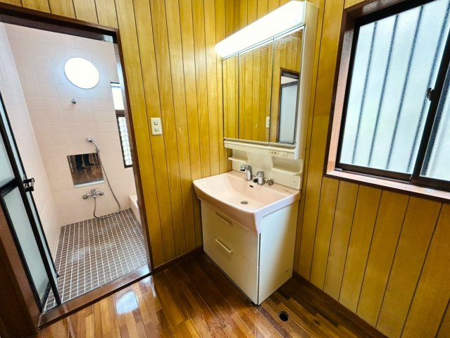 趣のある中古戸建。DIYで好きなように変身させるのもアリ！！この年代の建物だからこそ“活かし方”次第で魅せ方も大きく変えられる魔法の種。それが、『保土ケ谷区初音ケ丘』中古戸建の独立洗面台|独立洗面台で身支度をすべて済ませてしまいましょう