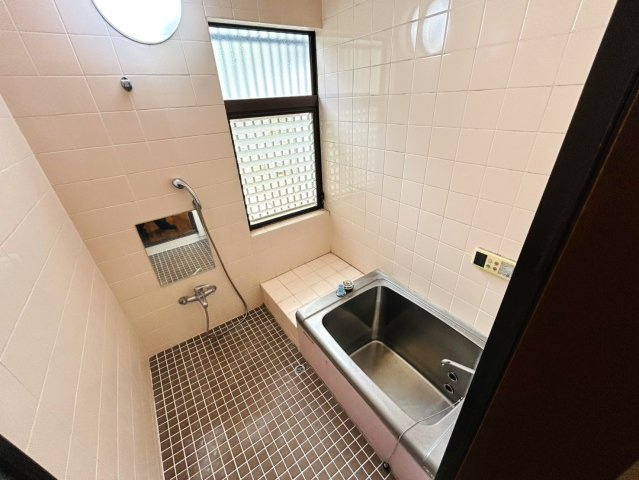 趣のある中古戸建。DIYで好きなように変身させるのもアリ！！この年代の建物だからこそ“活かし方”次第で魅せ方も大きく変えられる魔法の種。それが、『保土ケ谷区初音ケ丘』中古戸建の浴室|ゆったり過ごせるお風呂です