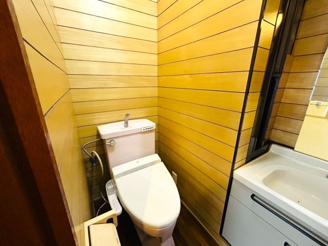 趣のある中古戸建。DIYで好きなように変身させるのもアリ！！この年代の建物だからこそ“活かし方”次第で魅せ方も大きく変えられる魔法の種。それが、『保土ケ谷区初音ケ丘』中古戸建のトイレ|落ち着いたトイレです