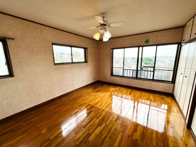 趣のある中古戸建。DIYで好きなように変身させるのもアリ！！この年代の建物だからこそ“活かし方”次第で魅せ方も大きく変えられる魔法の種。それが、『保土ケ谷区初音ケ丘』中古戸建の洋室|きれいな洋室です