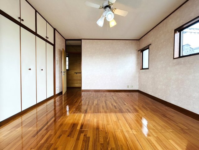 趣のある中古戸建。DIYで好きなように変身させるのもアリ！！この年代の建物だからこそ“活かし方”次第で魅せ方も大きく変えられる魔法の種。それが、『保土ケ谷区初音ケ丘』中古戸建の洋室|個人の部屋や寝室として使える洋室です