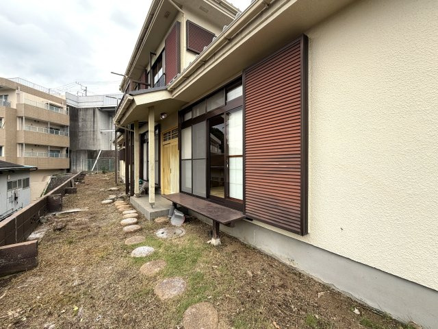 趣のある中古戸建。DIYで好きなように変身させるのもアリ！！この年代の建物だからこそ“活かし方”次第で魅せ方も大きく変えられる魔法の種。それが、『保土ケ谷区初音ケ丘』中古戸建
