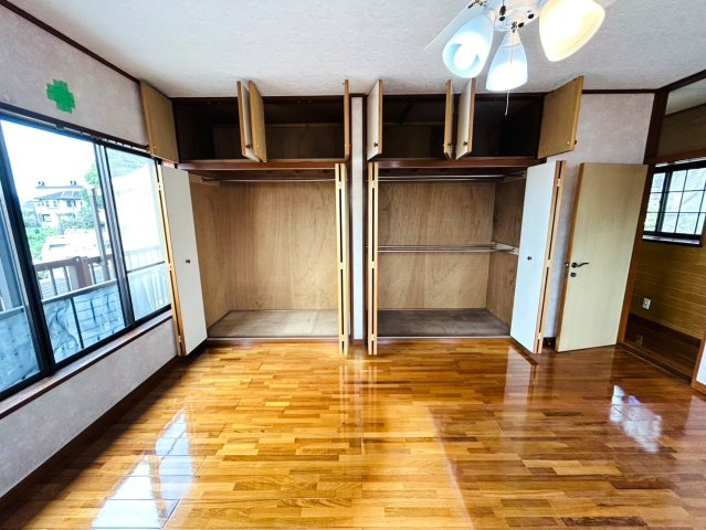 趣のある中古戸建。DIYで好きなように変身させるのもアリ！！この年代の建物だからこそ“活かし方”次第で魅せ方も大きく変えられる魔法の種。それが、『保土ケ谷区初音ケ丘』中古戸建の洋室|落ち着いた色調の洋室です