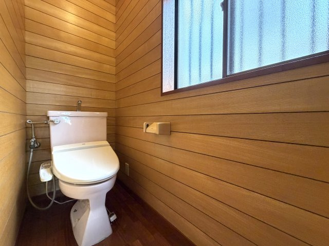 趣のある中古戸建。DIYで好きなように変身させるのもアリ！！この年代の建物だからこそ“活かし方”次第で魅せ方も大きく変えられる魔法の種。それが、『保土ケ谷区初音ケ丘』中古戸建のトイレ|トイレも気になるポイント
