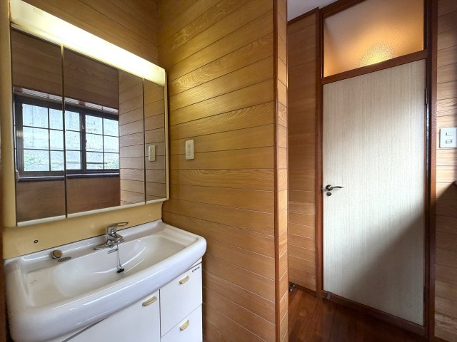趣のある中古戸建。DIYで好きなように変身させるのもアリ！！この年代の建物だからこそ“活かし方”次第で魅せ方も大きく変えられる魔法の種。それが、『保土ケ谷区初音ケ丘』中古戸建の独立洗面台|朝の身支度には欠かせない独立洗面化粧台