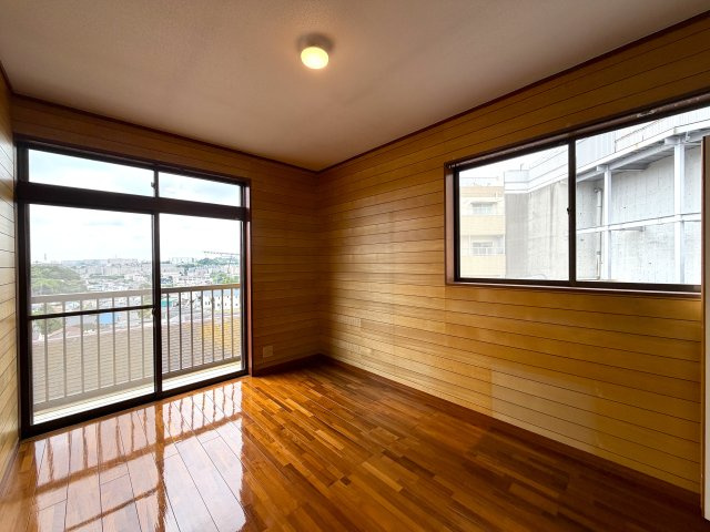 趣のある中古戸建。DIYで好きなように変身させるのもアリ！！この年代の建物だからこそ“活かし方”次第で魅せ方も大きく変えられる魔法の種。それが、『保土ケ谷区初音ケ丘』中古戸建の洋室|使い勝手のいい洋室です