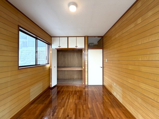 趣のある中古戸建。DIYで好きなように変身させるのもアリ！！この年代の建物だからこそ“活かし方”次第で魅せ方も大きく変えられる魔法の種。それが、『保土ケ谷区初音ケ丘』中古戸建の洋室|スタンダードな洋室です