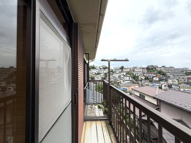 趣のある中古戸建。DIYで好きなように変身させるのもアリ！！この年代の建物だからこそ“活かし方”次第で魅せ方も大きく変えられる魔法の種。それが、『保土ケ谷区初音ケ丘』中古戸建のバルコニー|暖かな日差しのふりそそぐバルコニー