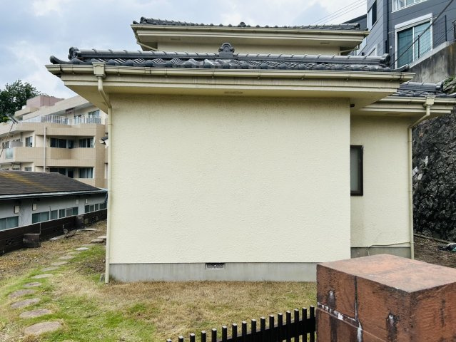 趣のある中古戸建。DIYで好きなように変身させるのもアリ！！この年代の建物だからこそ“活かし方”次第で魅せ方も大きく変えられる魔法の種。それが、『保土ケ谷区初音ケ丘』中古戸建の外観|外観は落ち着いています