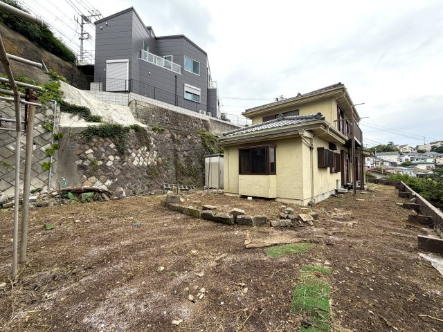 趣のある中古戸建。DIYで好きなように変身させるのもアリ！！この年代の建物だからこそ“活かし方”次第で魅せ方も大きく変えられる魔法の種。それが、『保土ケ谷区初音ケ丘』中古戸建の庭|お庭も活用できます