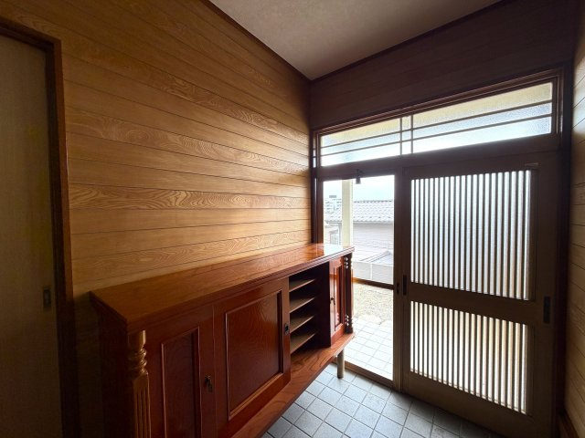 趣のある中古戸建。DIYで好きなように変身させるのもアリ！！この年代の建物だからこそ“活かし方”次第で魅せ方も大きく変えられる魔法の種。それが、『保土ケ谷区初音ケ丘』中古戸建の玄関|シンプルで使いやすい玄関です