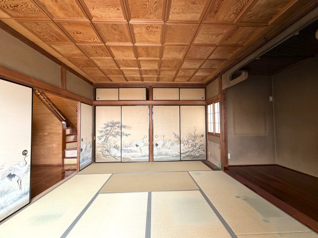 趣のある中古戸建。DIYで好きなように変身させるのもアリ！！この年代の建物だからこそ“活かし方”次第で魅せ方も大きく変えられる魔法の種。それが、『保土ケ谷区初音ケ丘』中古戸建の和室|和室があると、家にあたたかい雰囲気が生まれます