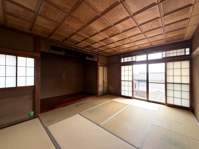 趣のある中古戸建。DIYで好きなように変身させるのもアリ！！この年代の建物だからこそ“活かし方”次第で魅せ方も大きく変えられる魔法の種。それが、『保土ケ谷区初音ケ丘』中古戸建の和室|きれいな和室です