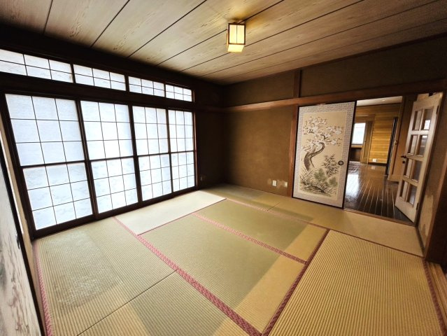 趣のある中古戸建。DIYで好きなように変身させるのもアリ！！この年代の建物だからこそ“活かし方”次第で魅せ方も大きく変えられる魔法の種。それが、『保土ケ谷区初音ケ丘』中古戸建の和室|日本らしい落ち着いた雰囲気の和室です