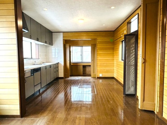 趣のある中古戸建。DIYで好きなように変身させるのもアリ！！この年代の建物だからこそ“活かし方”次第で魅せ方も大きく変えられる魔法の種。それが、『保土ケ谷区初音ケ丘』中古戸建の居間・リビング|ゆったり過ごせる居間です
