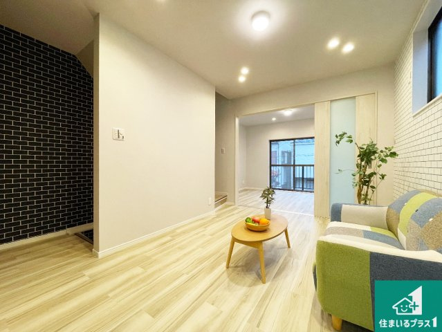 尼崎市東難波町　中古一戸建ての居間・リビング|日当たり良好の明るいリビングで朝の目覚めもスッキリできそう！対面キッチンでご家族のコミュニケーションも自然と増える設計！小さなお子様が遊ぶスペースを作っても広々とくつろげるLDK！
