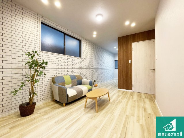 尼崎市東難波町　中古一戸建ての居間・リビング|日当たり良好の明るいリビングで朝の目覚めもスッキリできそう！対面キッチンでご家族のコミュニケーションも自然と増える設計！小さなお子様が遊ぶスペースを作っても広々とくつろげるLDK！