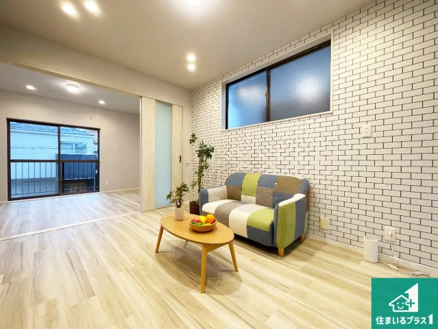 尼崎市東難波町　中古一戸建ての居間・リビング|明るいリビングで朝の目覚めもスッキリできそう！対面キッチンでご家族のコミュニケーションも自然と増える設計！小さなお子様が遊ぶスペースを作っても広々とくつろげるLDK！
