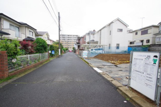 【前面道路含む現地写真】 | 【仲介手数料無料！！】八王子市絹ケ丘2丁目　新築戸建て（全1棟）1号棟　5299万円