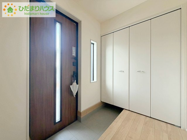 日立市川尻町6期　新築戸建の玄関|スニーカーマニアも納得の天井まであるシューズボックス!(^^)!