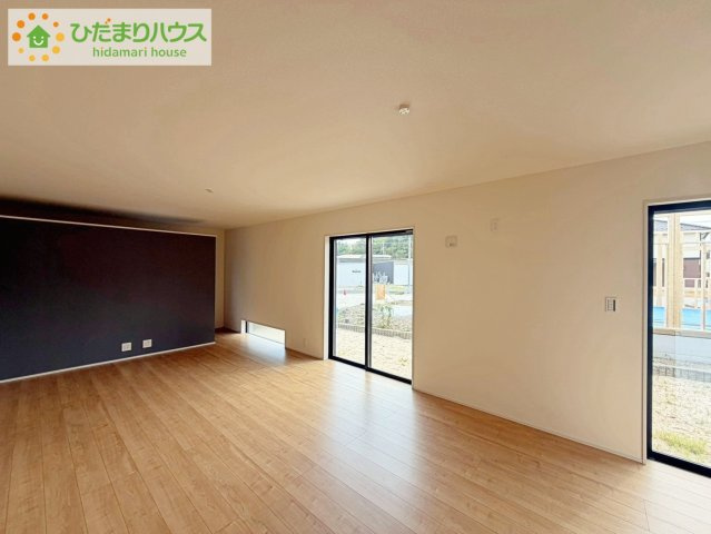 日立市川尻町6期　新築戸建の居間・リビング|リビング大きな窓からは、暖かな日の光が降り注ぎます・・・