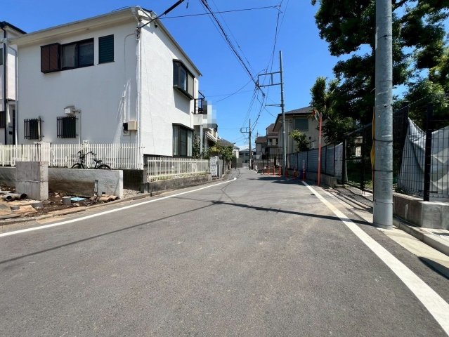 【前面道路含む現地写真】 | 中野区野方３丁目　新築戸建て　B号棟 | 見通しの良い前面道路でお車も運転しやすく安心のエリア