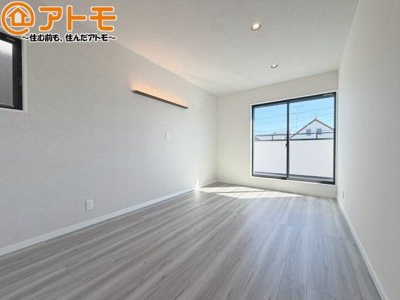 【寝室】 | 葵区柳町　新築戸建　全1棟 | バルコニーに面したお部屋なので、布団などの大きなものも楽々干せます♪