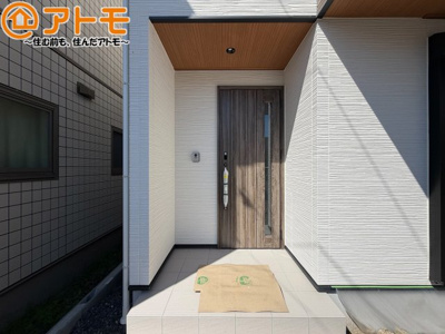 【玄関】 | 葵区柳町　新築戸建　全1棟 | 落ち着いた色合いの玄関はダブルロックで防犯性に優れた仕様になっています♪