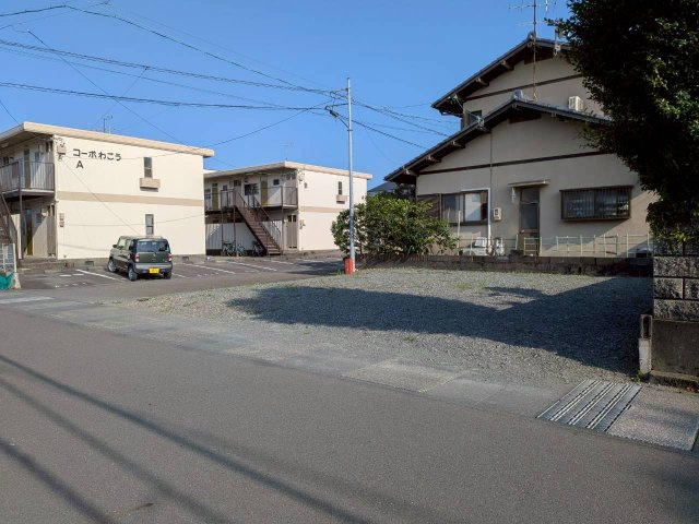 売土地の前面道路含む現地写真