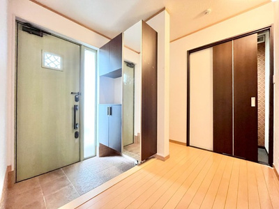 【玄関】 | 豊中市上津島３丁目中古戸建 | こちらの物件近くの教育施設や、スーパー・公園など、物件周辺の住環境を併せてご案内させて頂きます。ぜひ、現地での暮らしをイメージなさって下さい！