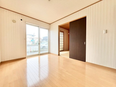 【洋室】 | 豊中市上津島３丁目中古戸建 | こちらの物件近くの教育施設や、スーパー・公園など、物件周辺の住環境を併せてご案内させて頂きます。ぜひ、現地での暮らしをイメージなさって下さい！