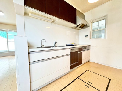 【キッチン】 | 豊中市上津島３丁目中古戸建 | こちらの物件近くの教育施設や、スーパー・公園など、物件周辺の住環境を併せてご案内させて頂きます。ぜひ、現地での暮らしをイメージなさって下さい！