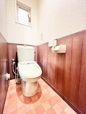 【トイレ】 | 豊中市上津島３丁目中古戸建 | こちらのサイトに掲載されている全ての物件が、当社にてご紹介可能です！気になる物件がありましたら、弊社スタッフまでお気軽にお問合せ下さいませ。