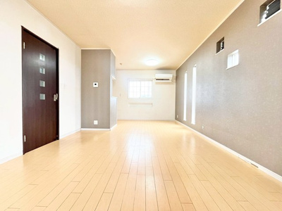 【居間・リビング】 | 豊中市上津島３丁目中古戸建 | エイブルだけの嬉しいサービス、ご用意しております。詳細は、お気軽に当社までお問合せ下さいませ！