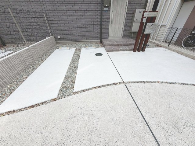 LA　GLAYCYNE逆瀬川の駐車場
