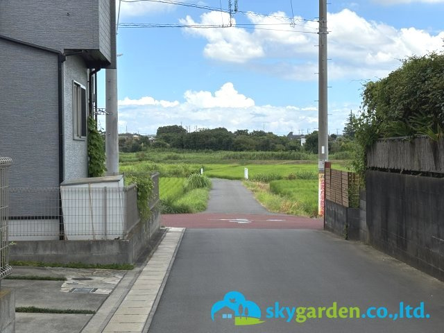 高座郡寒川町倉見　中古戸建の前面道路含む現地写真