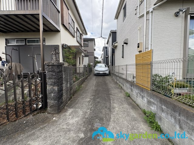 高座郡寒川町倉見　中古戸建の駐車場|車種により２～３台駐車可