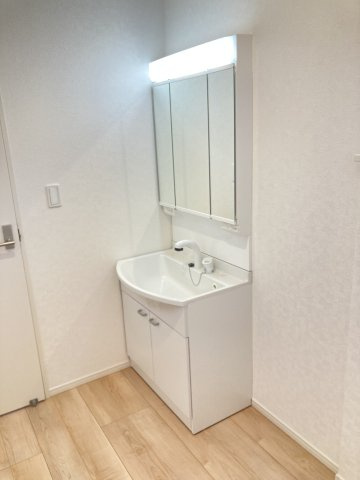 クレイドルガーデン前橋市大利根町第３　２号棟の独立洗面台|【イメージ画像】シャワー水栓付き洗面台で朝の身支度もバッチリです！
洗面台には収納スペースもあり洗面室もすっきり片付きますよ！