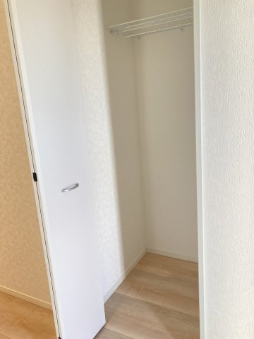 クレイドルガーデン前橋市大利根町第３　２号棟の収納|【イメージ画像】１階廊下収納付き！