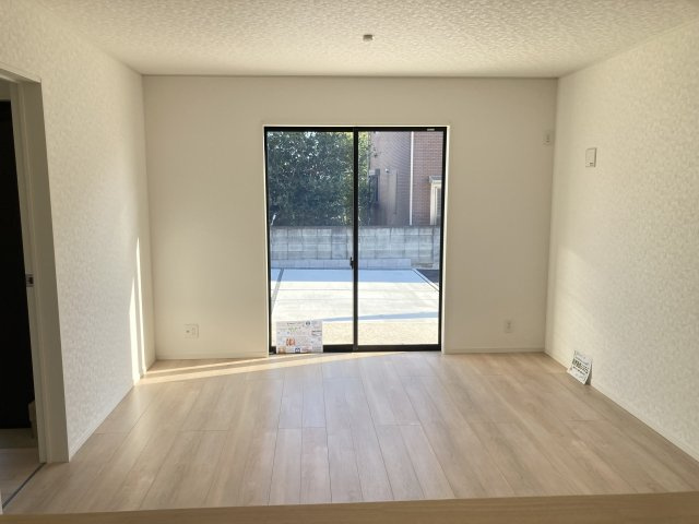 クレイドルガーデン前橋市大利根町第３　２号棟の居間・リビング|【イメージ画像】ゆったり過ごせる15帖リビングです
人気の対面式キッチンを配した空間はお好みの家具も合わせやすく、家族がくつろぐ快適な空間造りをサポート。窓からは明るい陽光が差し込みます。