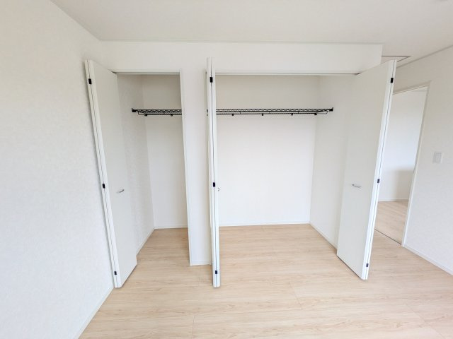 つくば市観音台　第15　新築戸建ての収納|大容量のクローゼットを完備。衣類から季節家電までスッキリ片付き、空間を有効活用できます。