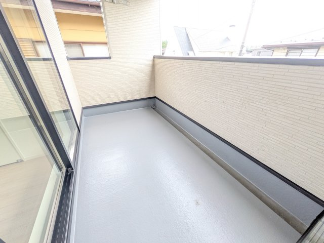 つくば市観音台　第15　新築戸建てのバルコニー|人気のインナーバルコニー。室内と一体感があり、雨の日のお子様の遊び場や、ペットの安全な外気浴スペースにも最適です♪