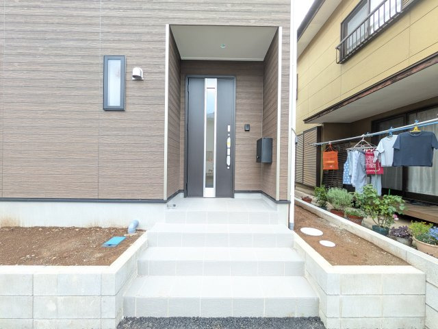 つくば市観音台　第15　新築戸建ての玄関|玄関ドアはカードキーで開閉も楽々♪
スマホでの開錠と施錠も可能です！
玄関上部には人感センサー付きのダウンライトがあるので、夜間の帰宅時に自動で点灯してくれます♪
防犯対策面にも一役買ってくれます！