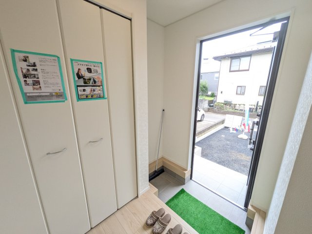 つくば市観音台　第15　新築戸建ての玄関|家族全員の靴がスッキリ片付く大容量シューズボックス完備。お客様を気持ちよく迎えられる、明るく清潔感あふれる玄関です。