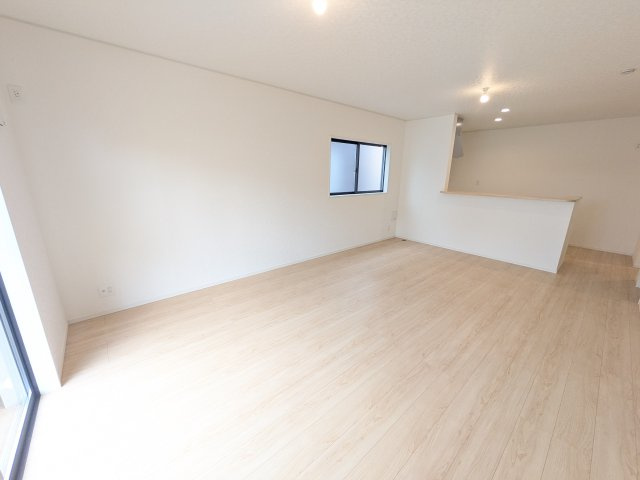 つくば市観音台　第15　新築戸建ての居間・リビング|家族の会話が自然と弾む、広々としたゆとりのLDK。南西向きの窓からたっぷりの光が射し込む明るく快適な空間です。