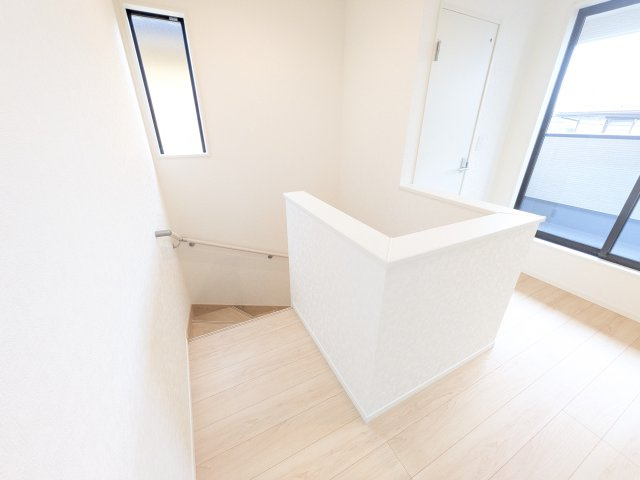 つくば市観音台　第15　新築戸建ての内装|窓付きで明るい階段は、手すり付きでお子様からご年配の方まで安心して上り下りができます♪
