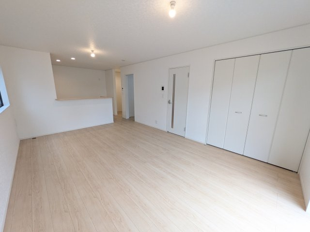 つくば市観音台　第15　新築戸建ての居間・リビング|居心地の良いデザインと機能性を両立。ご友人を招いたり、趣味を楽しんだり、様々なシーンで活躍する団らんの中心地です。