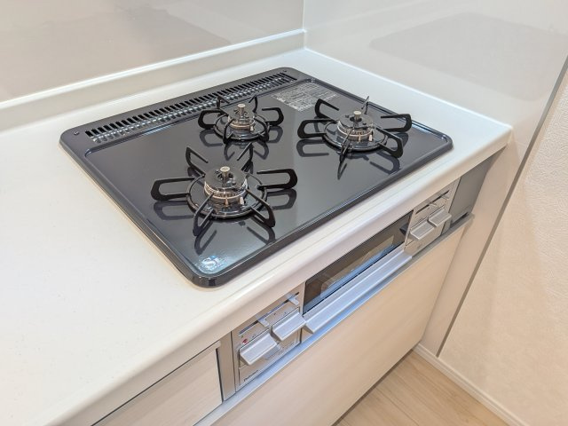 つくば市観音台　第15　新築戸建てのキッチン|忙しい毎日の調理をサポートする三ツ口コンロ。
煮る・焼く・温めると同時進行で、効率よく時短料理が叶います♪