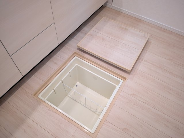 つくば市観音台　第15　新築戸建てのキッチン|キッチン周りのストック品収納に便利な床下収納。
かさばる飲料水や調味料をまとめてストックでき、キッチンがスッキリ片付きます。